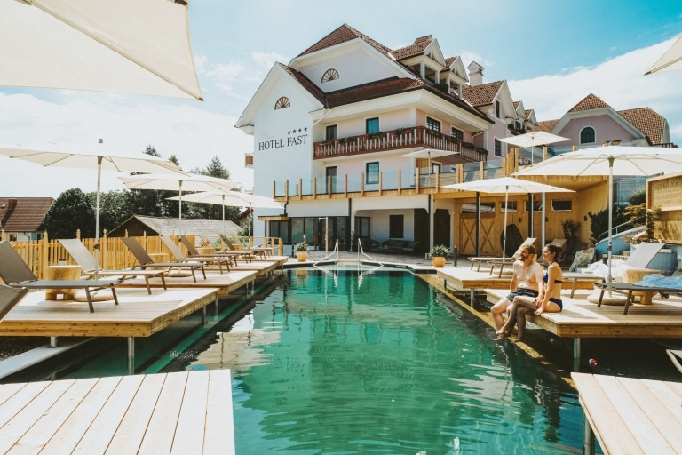 Hotel mit Pool im Sommer